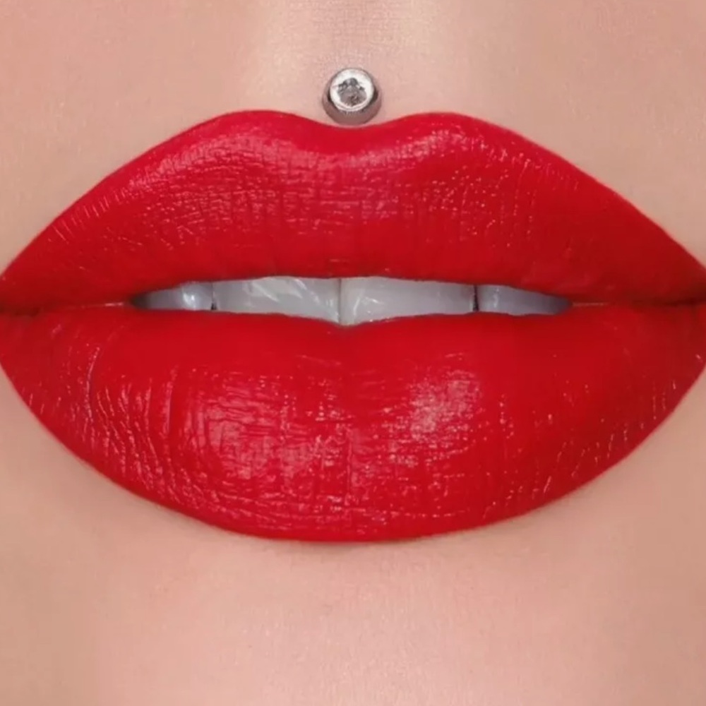 Jeffree Star Velvet Trap lipstick:
 red affair. New in box 👄